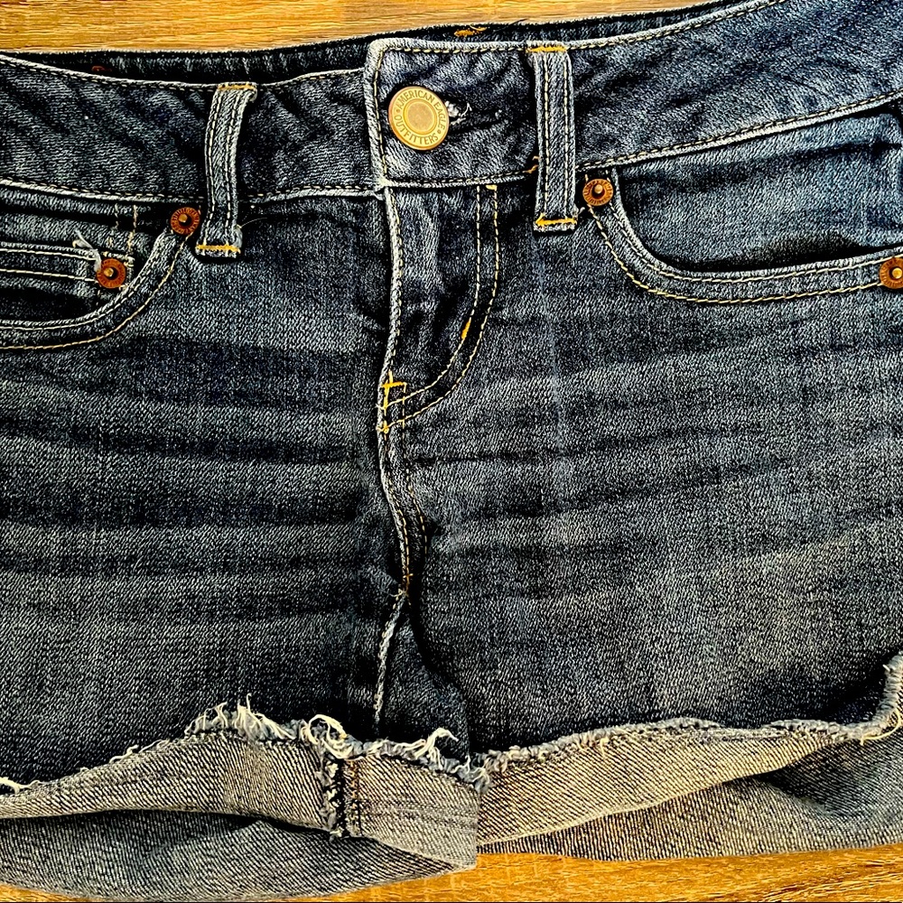 Size 0 women’s stretchy American Eagle short shorts.